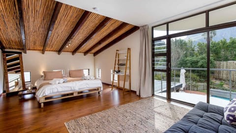 Bed, Bedroom, Garden view, Mountain view, Pool view, Inner courtyard view