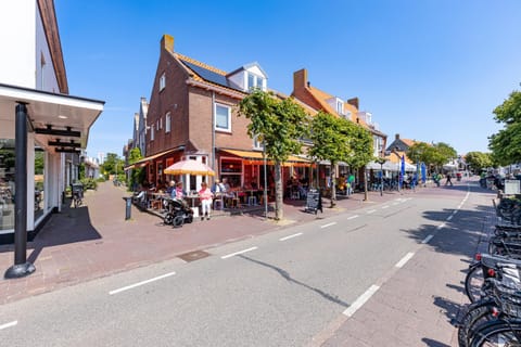 Facade/entrance, Location