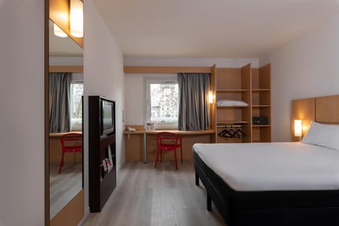 Bed, Photo of the whole room, wardrobe