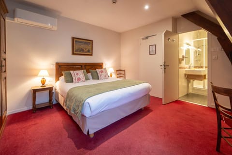 Bed, Bathroom, Photo of the whole room, Bedroom, wardrobe