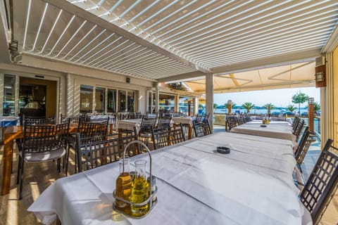 Restaurant/places to eat, Day, On site, Sea view, Lunch, Dinner, Alcoholic drinks, Non alcoholic drinks