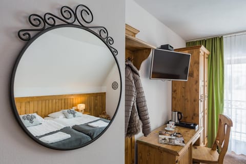 Bed, TV and multimedia, Photo of the whole room, towels, wardrobe