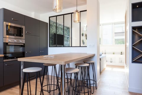 Kitchen or kitchenette, Dining area
