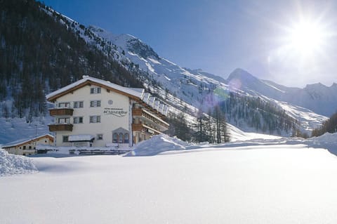 Property building, Facade/entrance, Winter