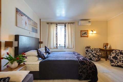 Bed, Photo of the whole room, Seating area, Bedroom