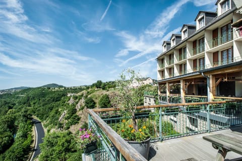 Property building, Nearby landmark, Restaurant/places to eat, Restaurant/places to eat, Natural landscape, Balcony/Terrace, Banquet/Function facilities, Animals, Pets, River view, Lunch, Dinner