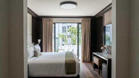 Bed, TV and multimedia, Balcony/Terrace, Photo of the whole room, Decorative detail, Bedroom, furniture