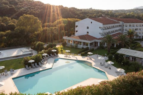 Property building, Day, Swimming pool, sunbed
