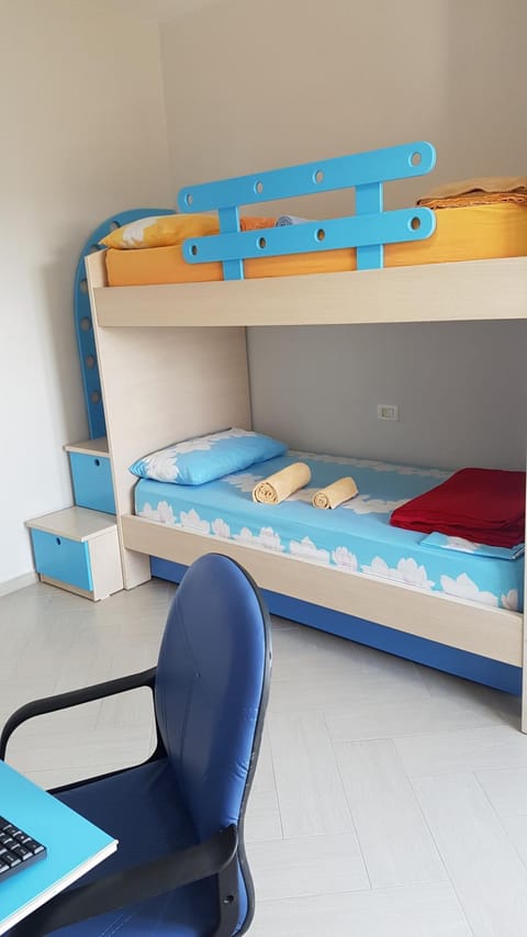 Bedroom, bunk bed