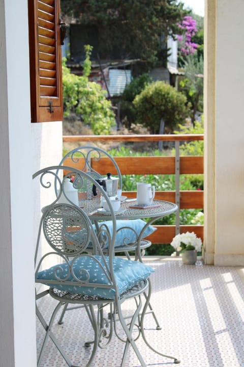 Patio, Day, Garden, View (from property/room), Balcony/Terrace, Dining area, Garden view