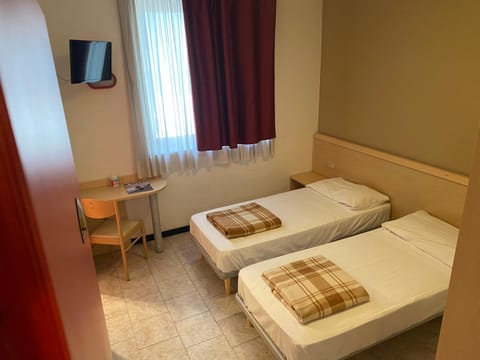 Bed, TV and multimedia, View (from property/room), Bedroom, hair dresser