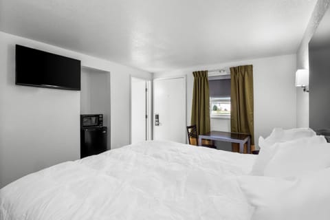 TV and multimedia, Photo of the whole room, Bedroom