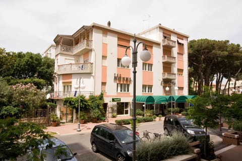 Facade/entrance, Area and facilities