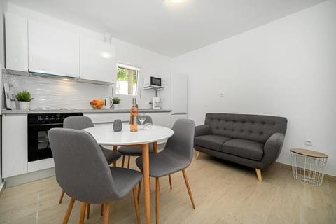 Kitchen or kitchenette, Seating area, Dining area