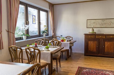 Gästehaus Am Rebenhang Bed and Breakfast in Trier-Saarburg