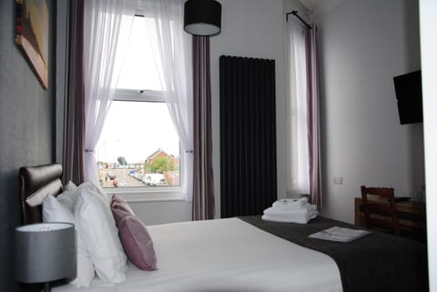 Bed, TV and multimedia, Photo of the whole room, towels