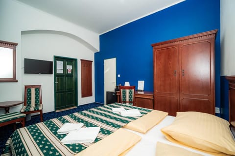 Bed, TV and multimedia, Photo of the whole room, wardrobe