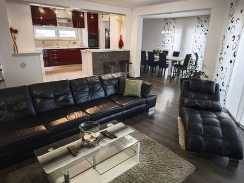 Living room, Seating area