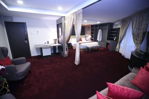 People, Living room, Photo of the whole room, Seating area