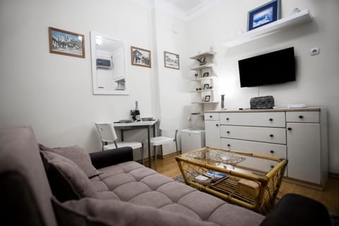 TV and multimedia, Seating area, Dining area