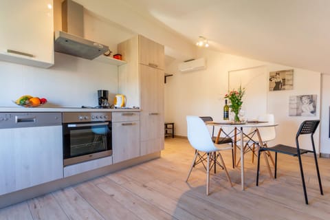 Coffee/tea facilities, Kitchen or kitchenette, Living room, Seating area, Dining area