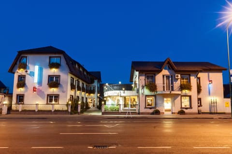 Property building, Facade/entrance, Night, Neighbourhood, Street view, Location, Parking