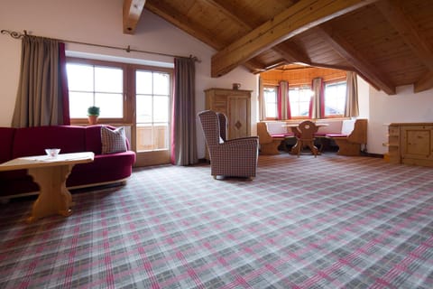 Living room, Decorative detail, Seating area