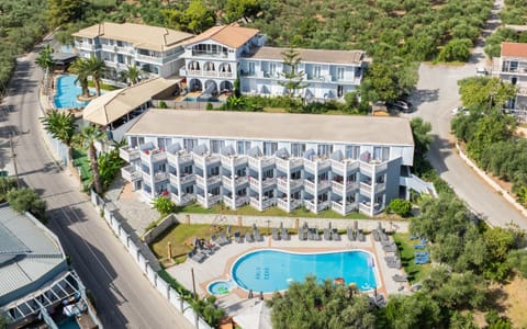 Property building, Day, Neighbourhood, Natural landscape, Street view, Swimming pool, Location, Parking, sunbed