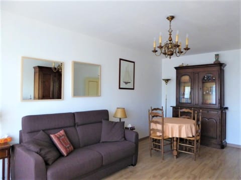 Bed, Living room, Bedroom