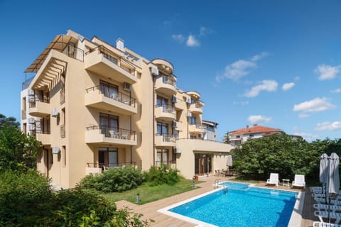 Property building, Garden, Swimming pool, sunbed