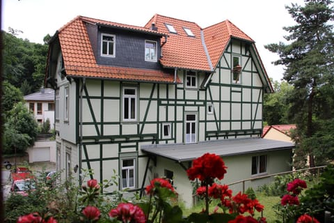 Property building, BBQ facilities, Garden, locker
