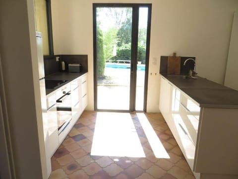 Kitchen or kitchenette, Pool view, stove