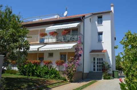 Property building, Facade/entrance, Garden