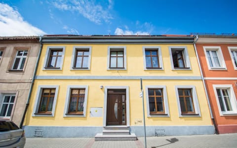 Property building, Spring, Day, On site
