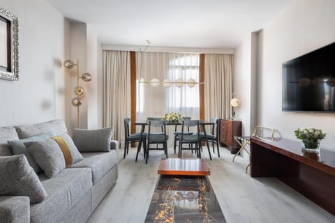 TV and multimedia, Living room, Seating area, Dining area