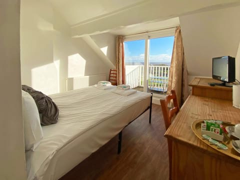 Bed, TV and multimedia, View (from property/room), Sea view