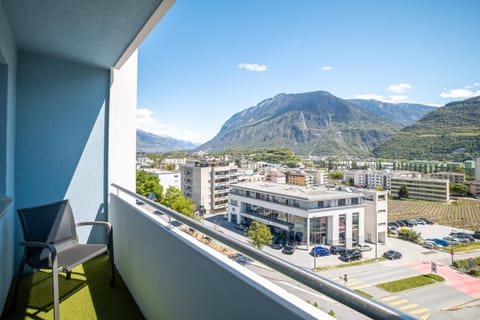 Balcony/Terrace, City view, Mountain view