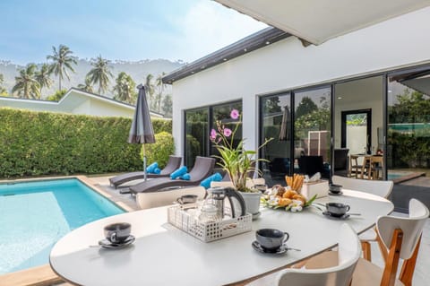 Patio, Natural landscape, Garden, View (from property/room), Balcony/Terrace, Food and drinks, Seating area, Mountain view, Pool view, Swimming pool