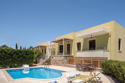 Property building, Patio, Day, Pool view, Swimming pool, sunbed