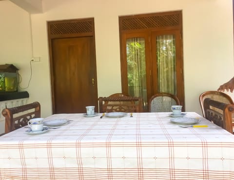 Property building, Restaurant/places to eat, Dining area