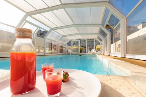 Property building, Swimming pool, sunbed