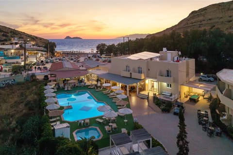 Restaurant/places to eat, Lobby or reception, Lounge or bar, Swimming pool