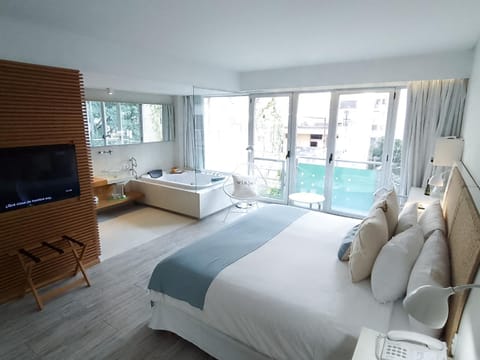 Bed, Hot Tub, Photo of the whole room, Bedroom