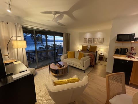 Kitchen or kitchenette, Living room, Seating area, minibar