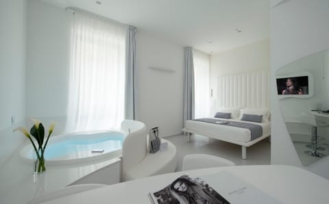 Bed, Hot Tub, TV and multimedia, Photo of the whole room