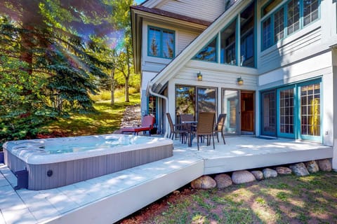 Wayne Creek Residence House in Avon