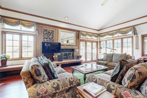 Wayne Creek Residence House in Avon