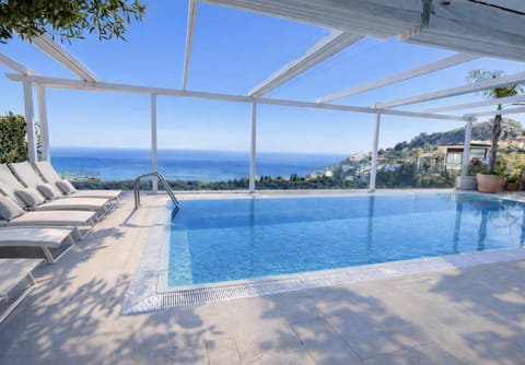 View (from property/room), Sea view, Swimming pool, sunbed