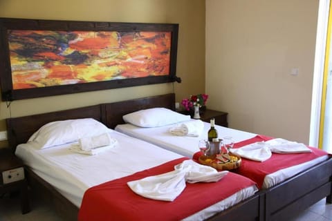 Bed, Food and drinks, Bedroom, towels