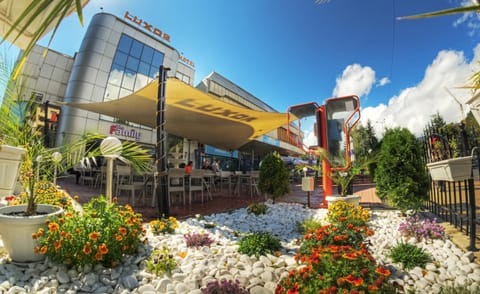 Restaurant/places to eat, Facade/entrance